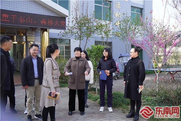 分享会后,干部和村民跟许光园热聊(陈莉莉 摄)2.jpg 分享会后,干部和村民跟许光园热聊(陈莉莉 摄)2.jpg