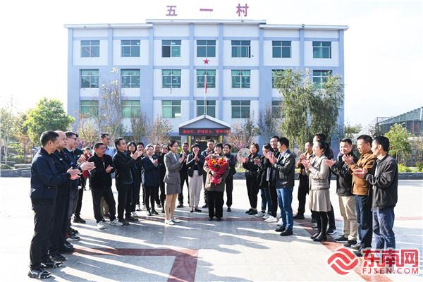 小陶镇、八一片区、五一村的干部和村民迎接许光园归来。(黄光棉 摄).jpg 小陶镇、八一片区、五一村的干部和村民迎接许光园归来。(黄光棉 摄).jpg