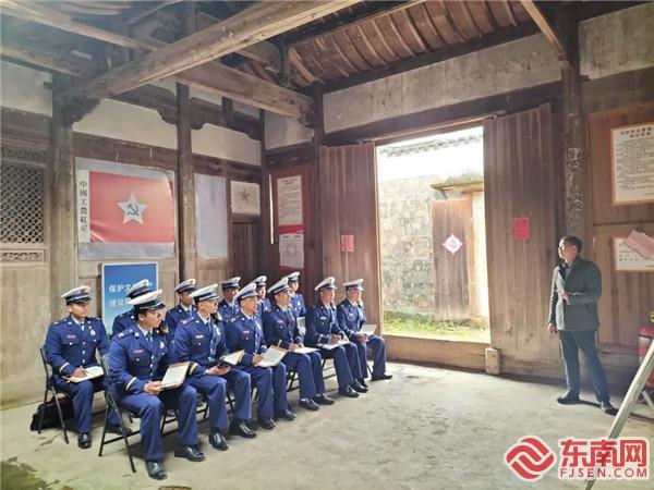 接受红色教育.jpg