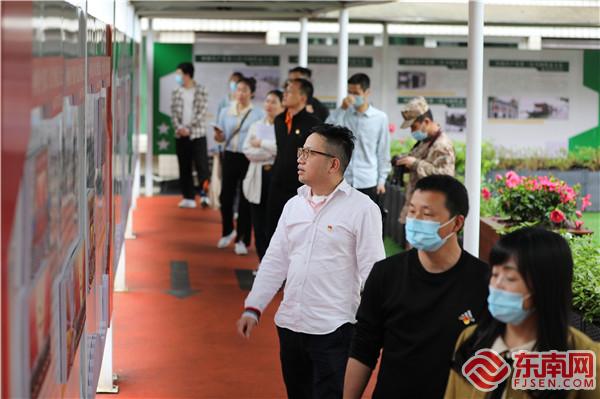 参观党史墙.jpg