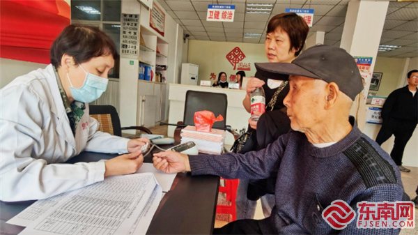 联勤保障部队第九〇〇医院全科医学科吴荔琼主任为张早儿查看吃药情况.png