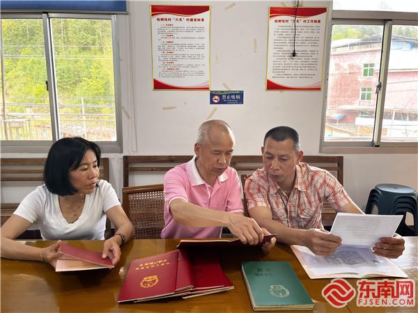 洪英泉向村民讲解林权证相关事项.jpg