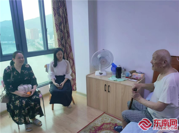 机关青年干部在离休干部姜德玉（右一）家中聆听革命故事，三明市退役军人供图.png