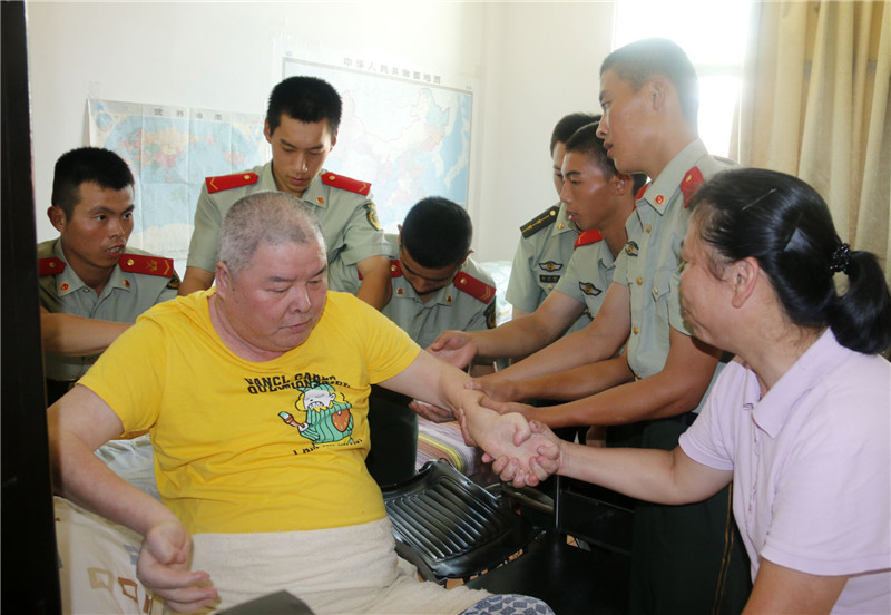 2014年7月武警官兵们到家里看望老人.jpg