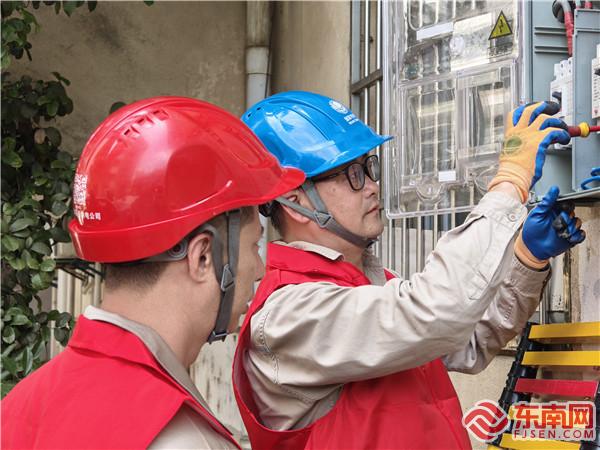 2023年5月13日，国网将乐县供电公司城郊供电所人员正更换老旧电表箱，扮靓城市角落（作者：吴小云）.jpg