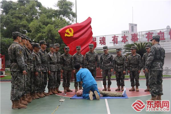 驻地医院医生来队传授经验.jpg