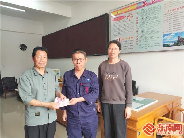 省劳模、退役军人何福文捐赠善款，摄影：杨婧.jpg