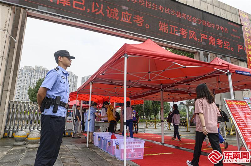 公安部门为考场安全保驾护航.jpg