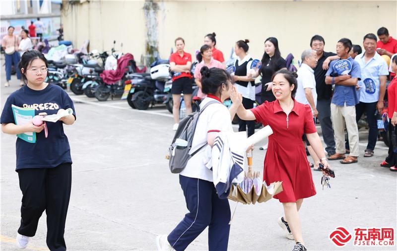 在建宁一中考场，家长与孩子击掌，为考生加油鼓劲。饶丽英 摄.jpg
