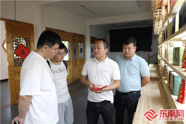 李文祥向游客介绍特色零食（右二）.jpg