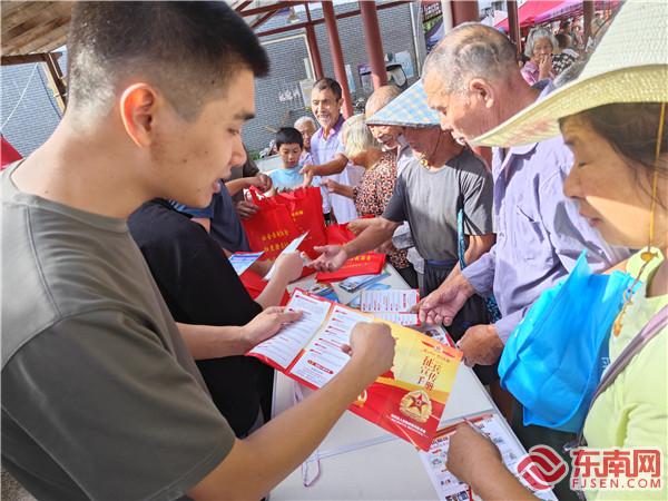 现场讲解征兵政策.jpg