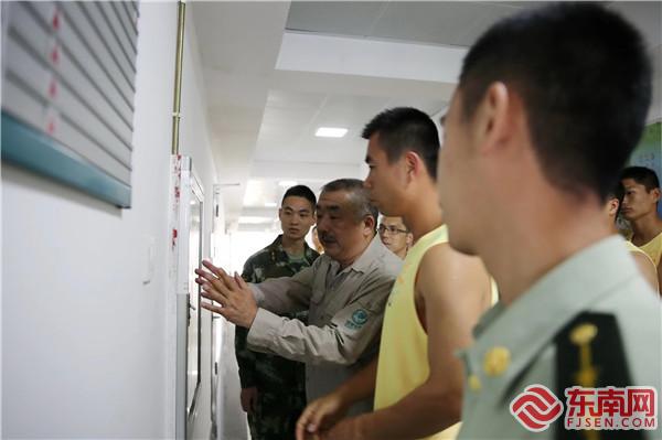 县消防人员走进该公司检查消防设施，蔡建文在现场进行相关情况进行介绍。 （江丽霞摄).jpg