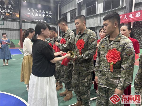 宁化县妇联主席为老兵赠送军号，拍摄者：邱桂凤.jpg