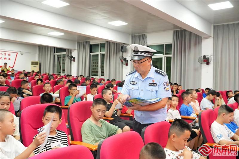 抓住新学期开学之际，三明公安民警为师生们广泛宣传交通安全知识，培养广大师生自觉遵守良好交通习惯，上好“开学第一课”。.jpg
