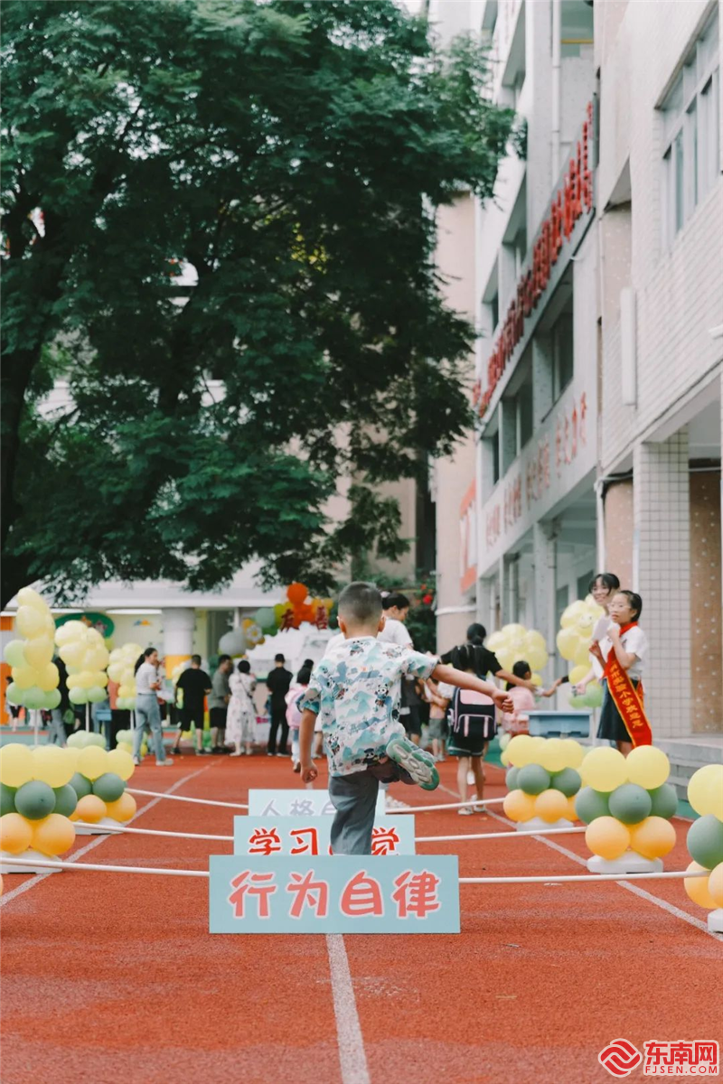 “小萌新”们在品健园跨过 3 道贴满祝福语的栏杆，寓意开启人生新征程，迎接各种困难和挑战，成功收集到“坚毅章”。.png