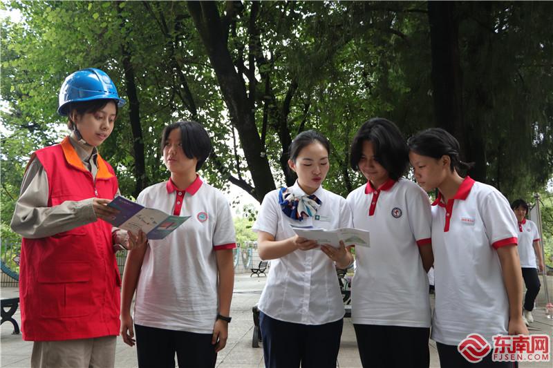 8月29日，国网永安市供电公司组织党员服务队走进永安市第九中学开展“安全用电进校园”安全知识宣传活动及校园用电设施“健康体检”。.jpg
