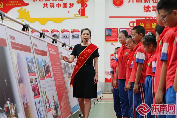 小学生参观红色展板，任金鹏摄.jpg