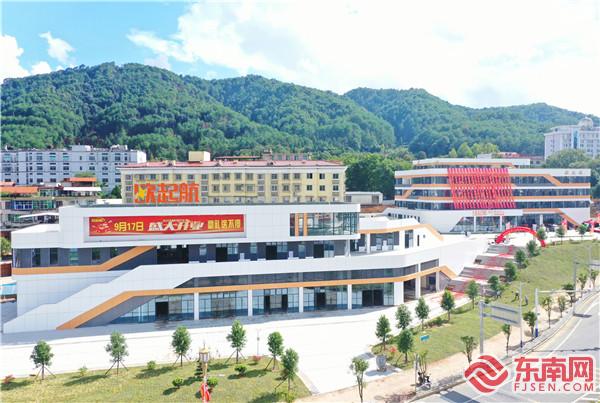 欧起航进口商品中心 雷玉平 摄.jpg