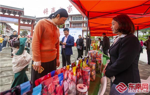 产品展销现场,群众驻足通过线下购买农特优产品。董观生摄.jpg 产品展销现场,群众驻足通过线下购买农特优产品。董观生摄.jpg