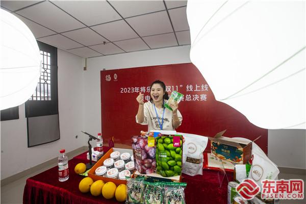 选手们在直播间带货。董观生摄.jpg 选手们在直播间带货。董观生摄.jpg