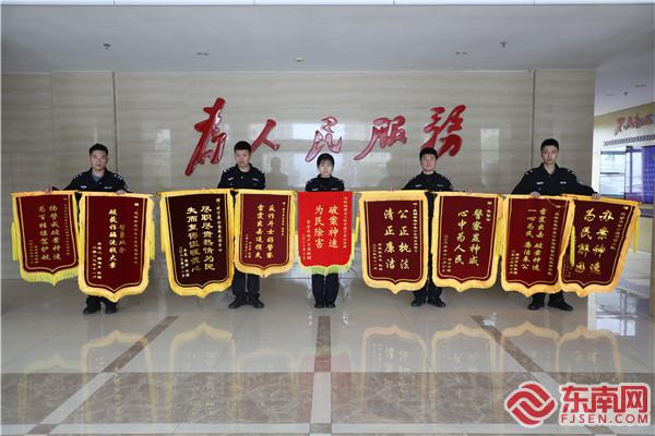 收到9面锦旗.jpg