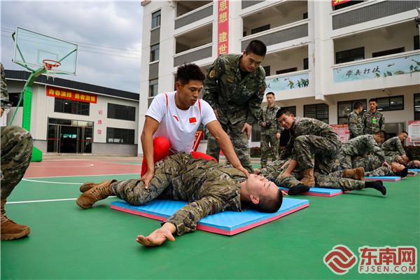5、谢远聪（左一）为官兵示范拉伸动作.jpg