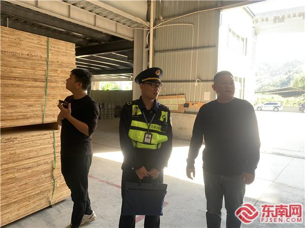 执法员向企业负责人作宣传.jpg