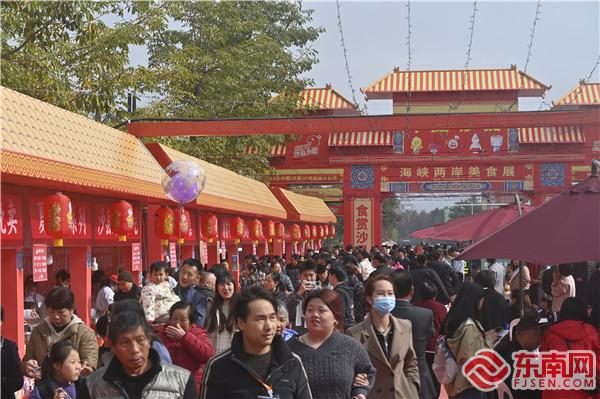 美食展现场氛围热烈（张凌欣）.jpg