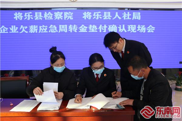 农民工现场签字确认欠薪金额等具体信息 江月 摄.jpg