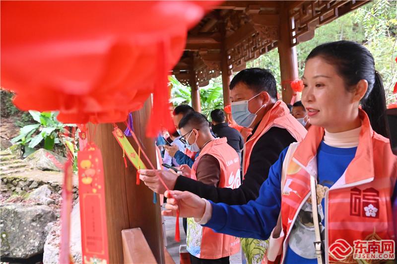 在聚福桥上游客驻足猜“福”内容灯谜.jpg