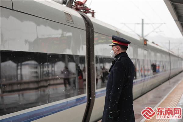 雪中，铁路工作人员正在立岗接车。 张海根 摄.jpg