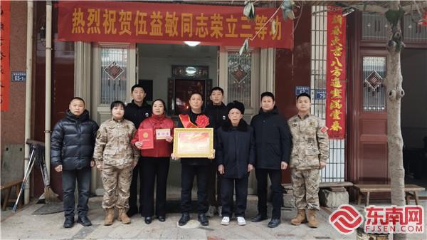安远镇退役军人服务站开展新春走访慰问和送喜报活动，拍摄：李崇华.jpg