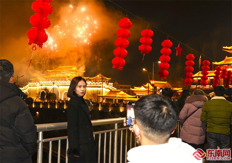 群众纷纷举起手机记录美丽时刻 (3).jpg