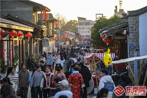 东门古街人气旺.jpg
