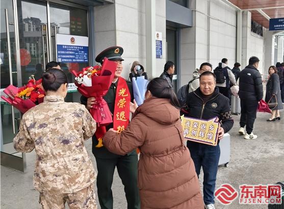 为退役返乡军人佩戴胸花，迎接他们光荣返乡。.jpg