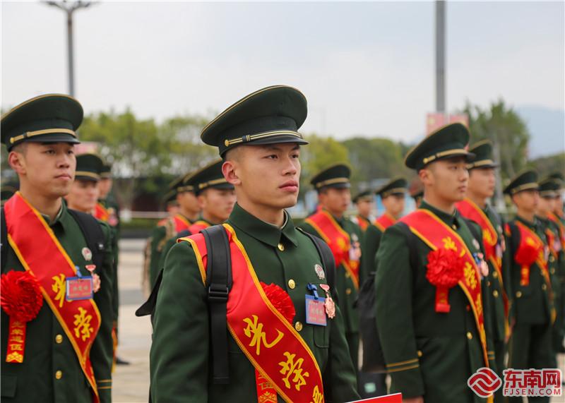5、今朝返乡别军营（摄影：钟炜俊）.jpg