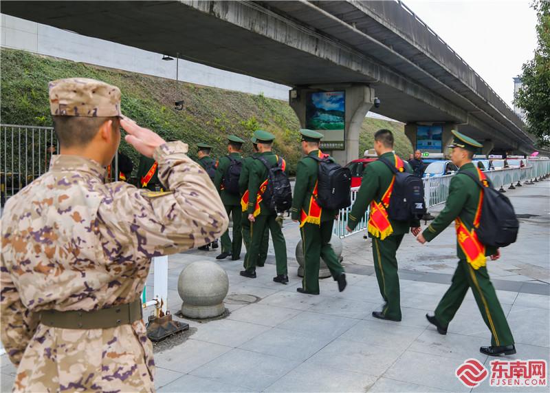 7、依依难舍战友情（摄影：钟炜俊）.jpg