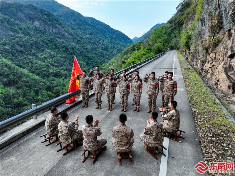 慰问演出反响热烈（摄影：钟炜俊）.jpg