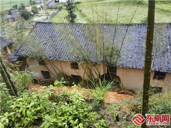 古镛镇桃村钟厝62号宅后地质灾害隐患点存在变形迹象.jpg