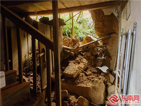 古镛镇桃村钟厝62号宅后边坡滑坡造成房屋损坏.jpg