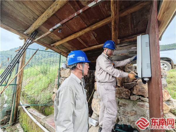 供电员工为合作社安装三相电表。.jpg