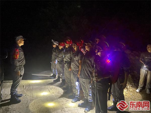 救援队正在集合进行救援部署.jpg