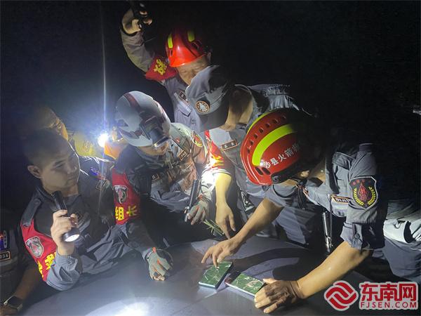 救援队正在研判地形图.jpg