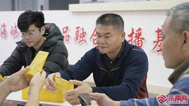 刘金城与儿子在讨论红边茶包装.jpg