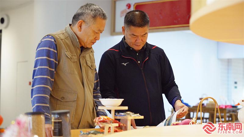 刘金城（右一）与合作伙伴讨论.jpg