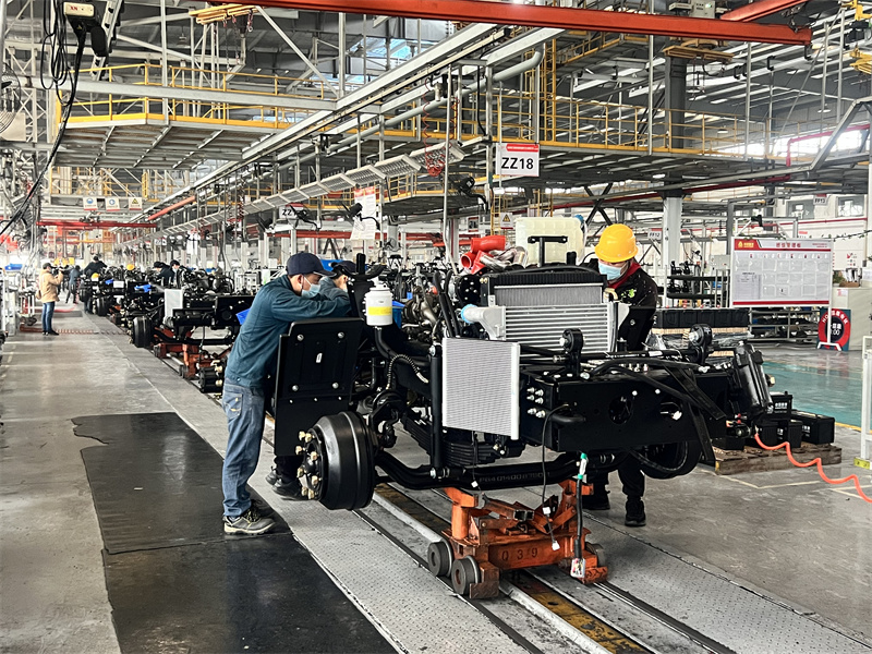 重汽生产线(李欣 摄).jpg