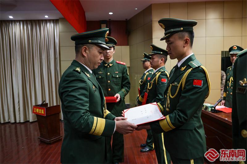 颁发警衔命令状 摄影：王康汉.jpg