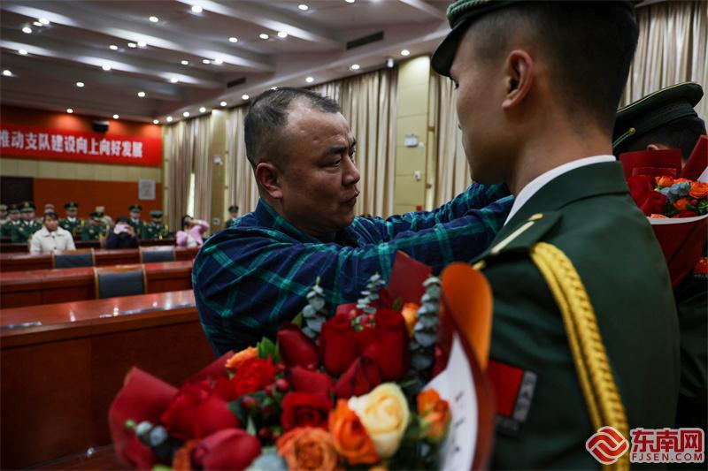 家属为授予警衔的警官佩戴上新警衔三 摄影：王康汉.jpg