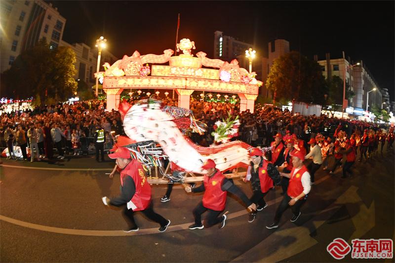 湖源迎龙在人群中奔跑.jpg