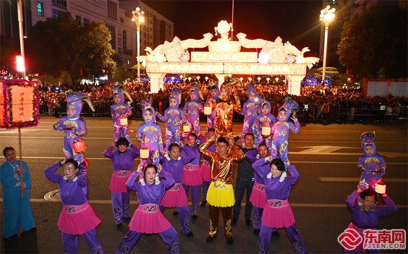 肩膀戏吸引众多市民目光.jpg